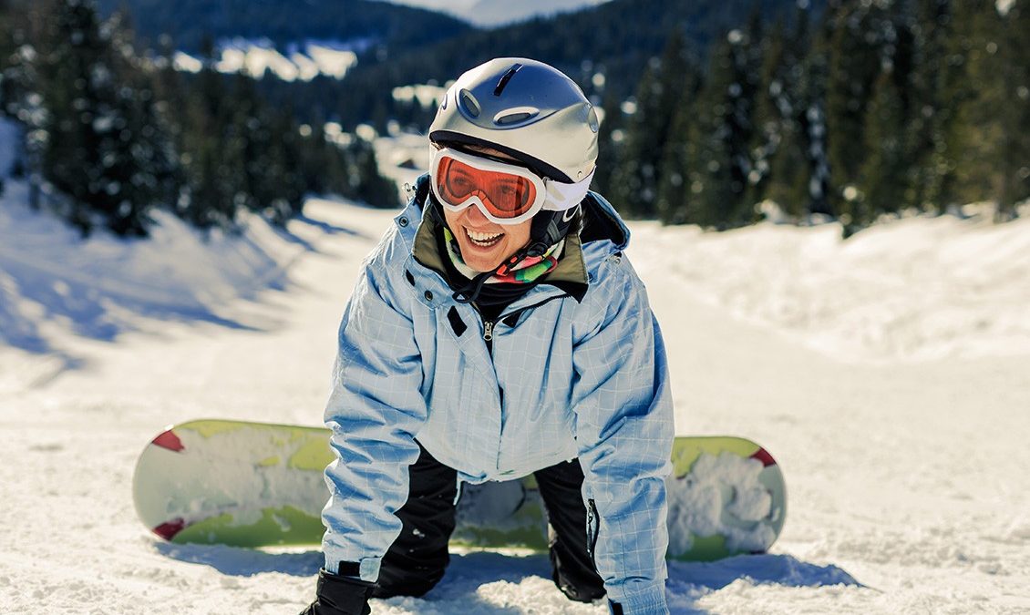 Snowboarder die valt