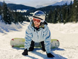 Snowboarder die valt